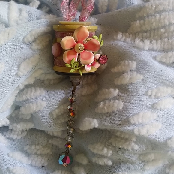 Gorgeous handmade vintage spool ornament - Picture 5 of 6